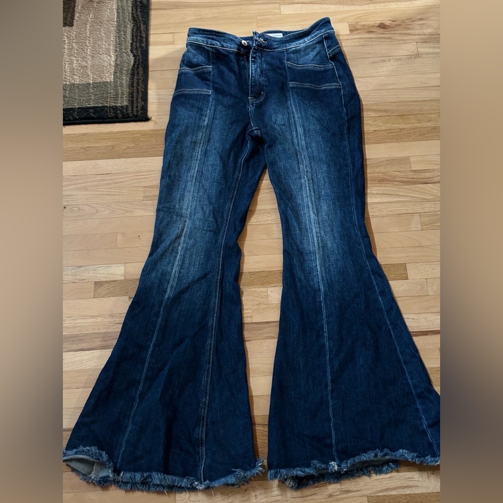 KanCan flare jeans. Dark Wash.